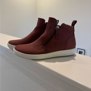 ECCO High top sneaker! Only worn few times and in excellent condition! Size 39